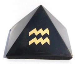 Šungitová pyramida se znamením Vodnář