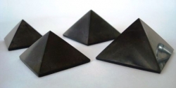 Šungitová pyramida leštěná 4x4 cm (10ks)