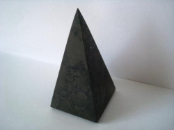 Šungitová pyramida jehlan neleštěná 3 cm