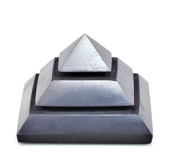 Šungitová pyramida vyřezávaná 5 cm