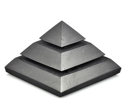 Šungitová pyramida vyřezávaná 5 cm