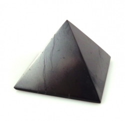 Šungitová pyramida pro řidiče leštěná 4cm