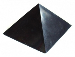 Šungitová pyramida leštěná 4x4 cm