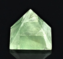 Fluoritová pyramida 23 - 30 mm
