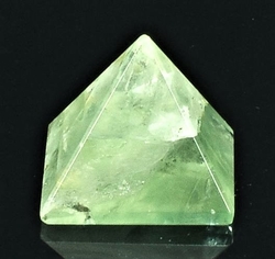 Fluoritová pyramida 23 - 30 mm