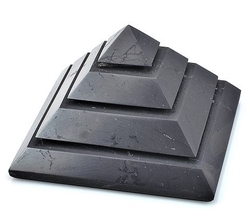 Šungitová pyramida vyřezávaná 7cm