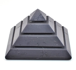 Šungitová pyramida vyřezávaná 7 cm